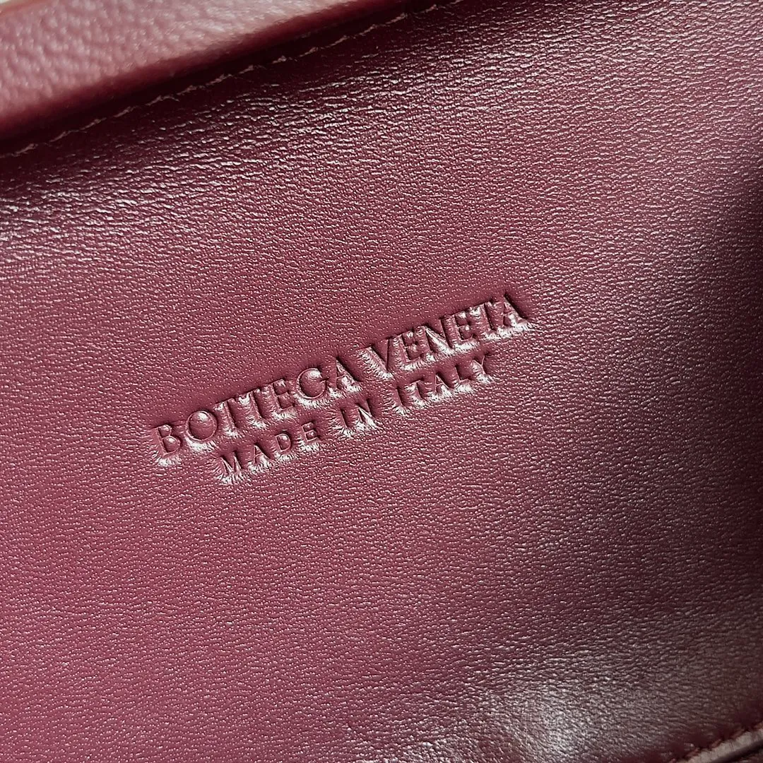 Batch 1860 BV Knot | The classic return of the evening bag. Original leather ➕ Stainless steel hardware ➕ 24k real gold plating ➕ Fully handmade. Those who know the history of our brand should have heard that the knot is a story of Bottega Veneta, and it is also one of the more important design elements. Matthieu Blazy's work this season sublimates Knot's classics, with a new knot design and a woven shoulder strap, plus Fouland Intreccio's weaving technology, adding some fashion to the retro and nostalgic feel of the past. Style number: 717622 Size: 20.5*6*12.5